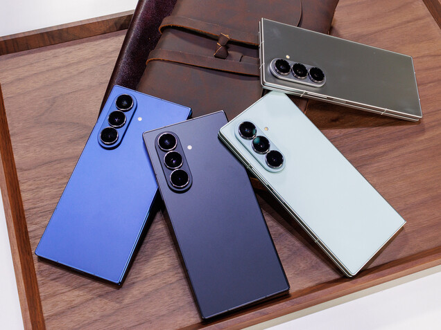 Galaxy Z Fold7 dostępny jest w czterech wersjach kolorystycznych: Blue Shadow, Jet Black, Mint i Silver Shadow. (Źródło obrazu: Notebookcheck)