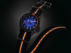 Zegarek Seiko 5 Sports x Bamford Limited Edition (na zdjęciu) ma turkusową tarczę podkreśloną odważnymi pomarańczowymi, niebieskimi i białymi elementami zarówno na tarczy, jak i nylonowym pasku. (Źródło zdjęcia: Seiko)
