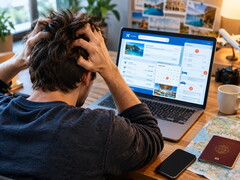 Osoba siedząca przy laptopie i mająca problem z rezerwacją podróży