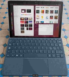 Pozbywając się niemal wszystkiego, co sprawia, że jest to produkt Microsoftu, otrzymujemy zaskakująco wydajny tablet (źródło obrazu: Notebookcheck)