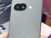 Pixel 9a powinien być dostępny w większej liczbie kolorów niż tylko pokazany tutaj czarny wariant. (Źródło zdjęcia: Alexis Garza via Shane Craig)