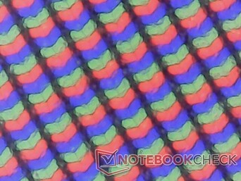 Matowy ekran jest nieco bardziej ziarnisty niż błyszcząca alternatywa