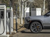 Rivian R1S to pełnowymiarowy SUV, który dzieli platformę z elektrycznym pickupem R1T. (Źródło zdjęcia: Rivian)