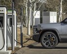 Rivian R1S to pełnowymiarowy SUV, który dzieli platformę z elektrycznym pickupem R1T. (Źródło zdjęcia: Rivian)