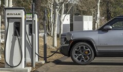 Rivian R1S to pełnowymiarowy SUV, który dzieli platformę z elektrycznym pickupem R1T. (Źródło zdjęcia: Rivian)