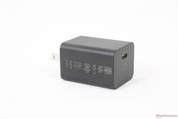 Bardzo mały (~4,6 x 3,5 x 3 cm) uniwersalny zasilacz sieciowy USB-C o mocy 65 W