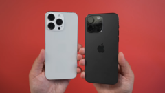 Atrapa iPhone&#039;a 15 Pro Max obok iPhone&#039;a 14 Pro Max. (Źródło: MacRumors)