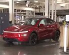 Tesla Model Y autonomicznie jadąca na parking podczas wycieczki po fabryce Giga Texas przez Larę Trump (źródło zdjęcia: Tesla North America on X)