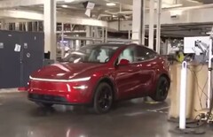 Tesla Model Y autonomicznie jadąca na parking podczas wycieczki po fabryce Giga Texas przez Larę Trump (źródło zdjęcia: Tesla North America on X)