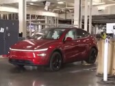 Tesla Model Y autonomicznie jadąca na parking podczas wycieczki po fabryce Giga Texas przez Larę Trump (źródło zdjęcia: Tesla North America on X)