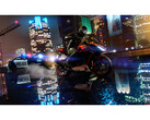 Zrzut ekranu z GTA V Enhanced, który prezentuje nowo dodany ray tracing. Rower jedzie nocą przez śliską ulicę, a tuż za nim jedzie radiowóz. (Źródło obrazu: Steam)