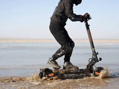 Hulajnoga elektryczna KuKirin G2 Master nadaje się do jazdy w terenie. (Źródło zdjęcia: KuKirin)