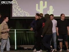 Zrzut ekranu z klipu pokazującego MAUschine uderzającego Spiderguma