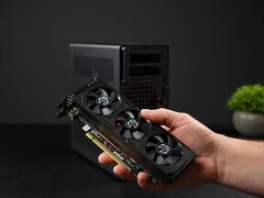 Minisforum MS-02 Ultra Mini PC może pomieścić niskoprofilowe karty graficzne.