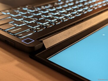 Znajome zawiasy i kwadratowy przycisk zasilania