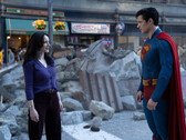 Lois Lane i Superman zatrzymują się pośród gruzów Metropolis (Źródło zdjęcia: Warner Bros. Pictures / Jessica Miglio via Batman News)