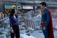 Lois Lane i Superman zatrzymują się pośród gruzów Metropolis (Źródło zdjęcia: Warner Bros. Pictures / Jessica Miglio via Batman News)