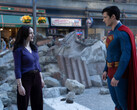Lois Lane i Superman zatrzymują się pośród gruzów Metropolis (Źródło zdjęcia: Warner Bros. Pictures / Jessica Miglio via Batman News)
