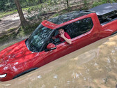 Rivian R1T brodzi w głębokiej wodzie (źródło zdjęcia: Il Babbuino/X)