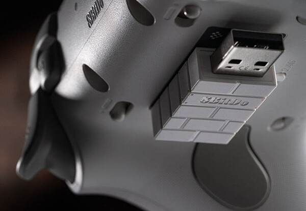 Adapter 2.4GHz mocuje się magnetycznie do spodu bezprzewodowego kontrolera Ultimate 3C+.