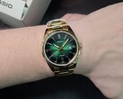 Najnowszy, przystępny cenowo zegarek elegancki firmy Casio łączy w sobie promienną zieloną tarczę z karbowaną ramką
