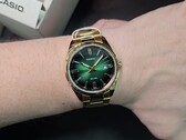 Najnowszy, przystępny cenowo zegarek elegancki firmy Casio łączy w sobie promienną zieloną tarczę z karbowaną ramką