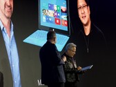 Huang akceptuje Surface RT: Za nim znajduje się zdjęcie prezentacji z 2012 roku.