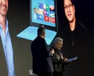 Huang akceptuje Surface RT: Za nim znajduje się zdjęcie prezentacji z 2012 roku.