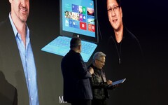 Huang akceptuje Surface RT: Za nim znajduje się zdjęcie prezentacji z 2012 roku.