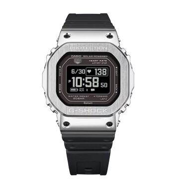 Casio G-Shock GM-H5600-1 z metalową srebrną obudową i odwróconym wyświetlaczem LCD.