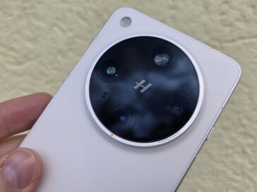 Oppo Find X8 Ultra w recenzji. (Źródło obrazu: Marcus Herbrich/Notebookcheck)