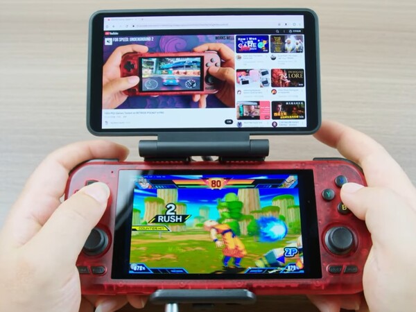Kadr z filmu pokazującego dodatek Dual Screen w użyciu z Retroid Pocket 4 Pro. (Źródło obrazu: Retroid)