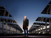 (Na zdjęciu) Naukowiec John Sandusky pośród heliostatów w National Solar Thermal Test Facility (Nowy Meksyk). (Źródło zdjęcia: Craig Fritz)