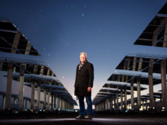 (Na zdjęciu) Naukowiec John Sandusky pośród heliostatów w National Solar Thermal Test Facility (Nowy Meksyk). (Źródło zdjęcia: Craig Fritz)
