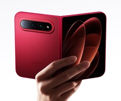 Model Xiaomi 18 Fold jest dostępny w dwóch odcieniach złota, czerwieni i czerni.