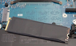 Dysk SSD jest bezpiecznie zamknięty dla lepszego rozpraszania ciepła