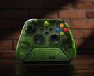 Stacja ładująca Ultimate Charging Dock firmy 8BitDo do kontrolerów Xbox ma ten sam półprzezroczysty zielony kolor co oryginalna konsola Xbox/