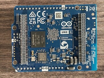 Z tyłu znajdują się również dwa dodatkowe złącza pinowe (źródło obrazu: Notebookcheck)