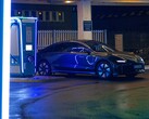 Hyundai EV ładujący się na nowoczesnej stacji ładowania (źródło zdjęcia: Yrka Pictured via Unsplash; przycięte)