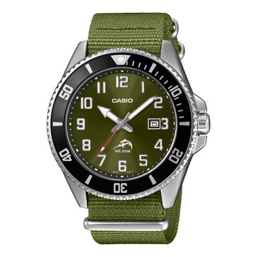Zegarek nurkowy Casio Duro MDV106C-3AV z oliwkowozieloną tarczą ze szlifem słonecznym, wyrazistymi cyframi arabskimi, czarnym bezelem, kopertą ze stali nierdzewnej i dopasowanym zielonym paskiem z tkaniny.