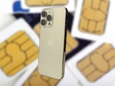 smartfony iPhone 14 nie są wyposażone w wyjmowaną tackę na kartę sim. (Źródło: Notebookcheck, PublicDomainPictures on Pixabay-edited)