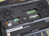Raider 16 HX Max ze zdjętym dolnym panelem podrzędnym odsłaniającym gniazda SODIMM i SSD
