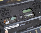 Raider 16 HX Max ze zdjętym dolnym panelem podrzędnym odsłaniającym gniazda SODIMM i SSD