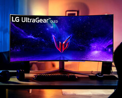 UltraGear 45GR95QE to jeden z pierwszych dużych, zakrzywionych monitorów gamingowych z matrycą 240 Hz i OLED. (Źródło obrazu: LG)