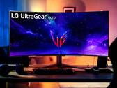 UltraGear 45GR95QE to jeden z pierwszych dużych, zakrzywionych monitorów gamingowych z matrycą 240 Hz i OLED. (Źródło obrazu: LG)