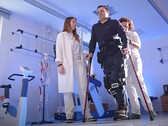 Egzoszkielet Rehab Technologies TWIN pomaga w rehabilitacji pacjentów po udarze i urazie rdzenia kręgowego. (Źródło: Rehab Technologies na YouTube)