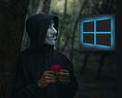 Osoba w masce Guya Fawkesa patrząca na logo Windows (źródło zdjęcia: Peakpx i Ahmed Zayan via Unsplash; edytowane)