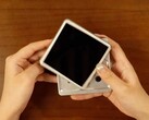 Najnowszy retro handheld od Anbernic obraca wyświetlacz, aby odsłonić przyciski.