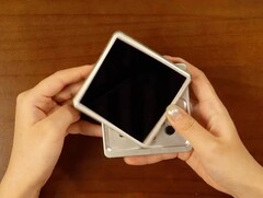 Najnowszy retro handheld od Anbernic obraca wyświetlacz, aby odsłonić przyciski.