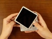 Najnowszy retro handheld od Anbernic obraca wyświetlacz, aby odsłonić przyciski.